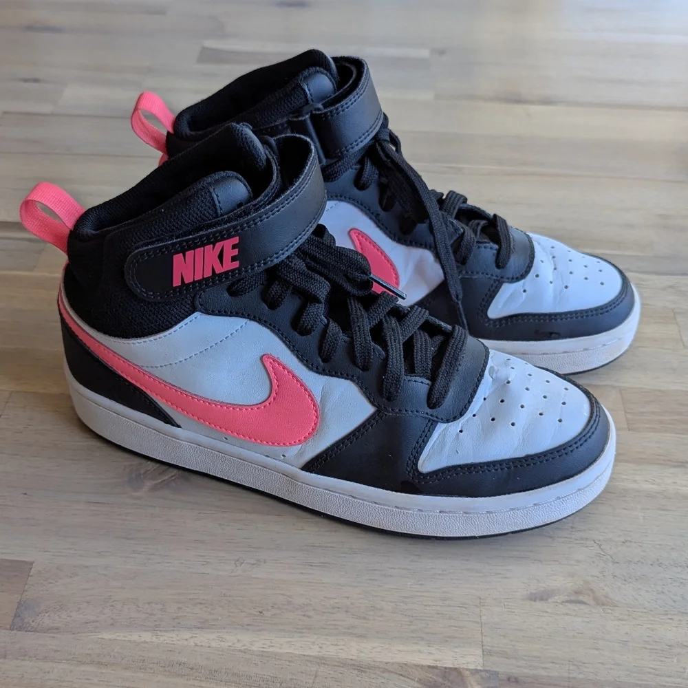 Nike Sneakers (Youth Size 6)‎